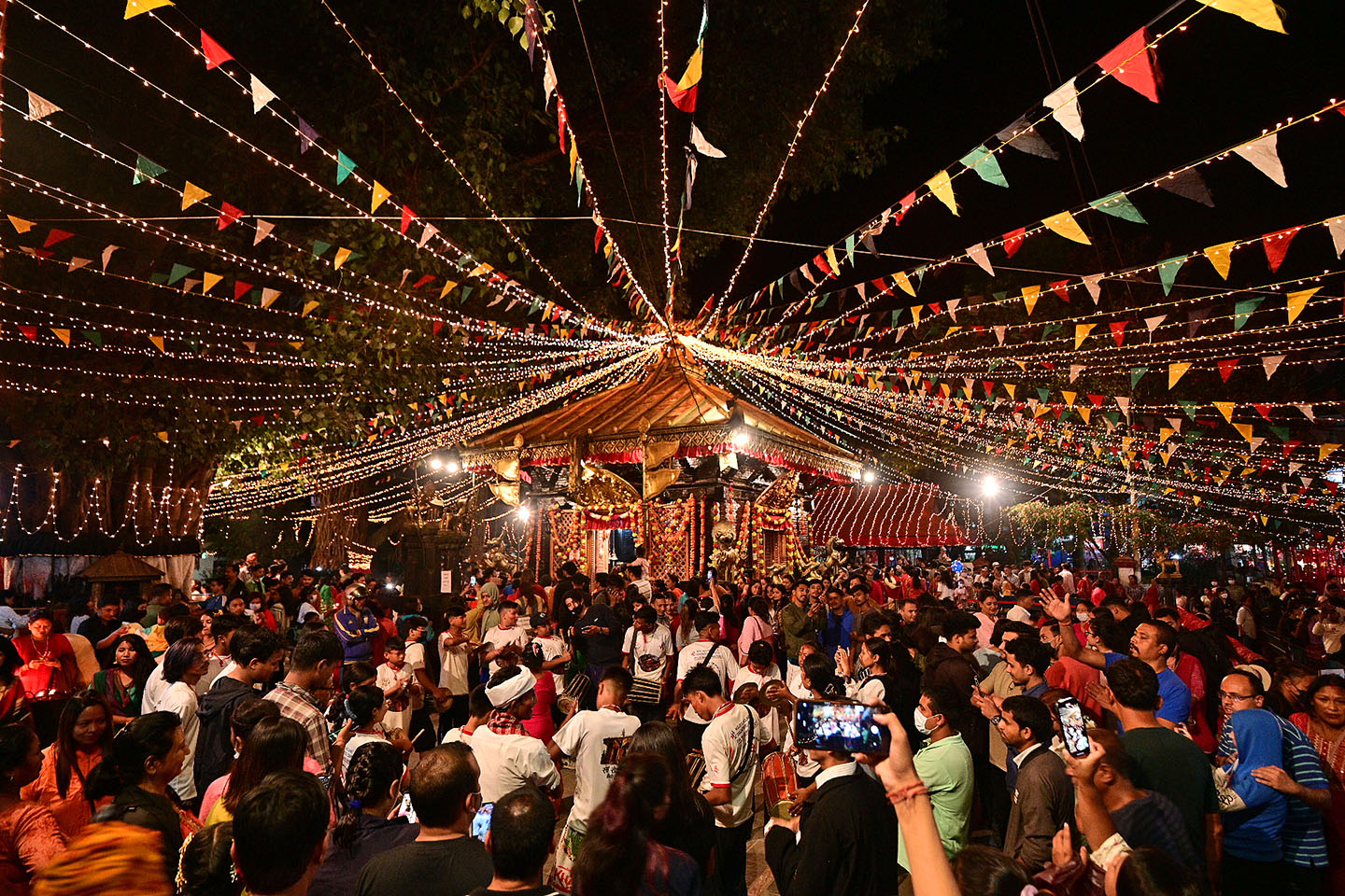 झकिझकाउ मैतिदेवी मन्दिरको साँझको मनमोहक दृश्य (फोटो फिचर)